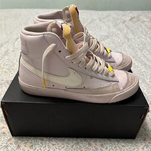 Nike Blazer Size 7.5 Mid 77 Digital Pink
